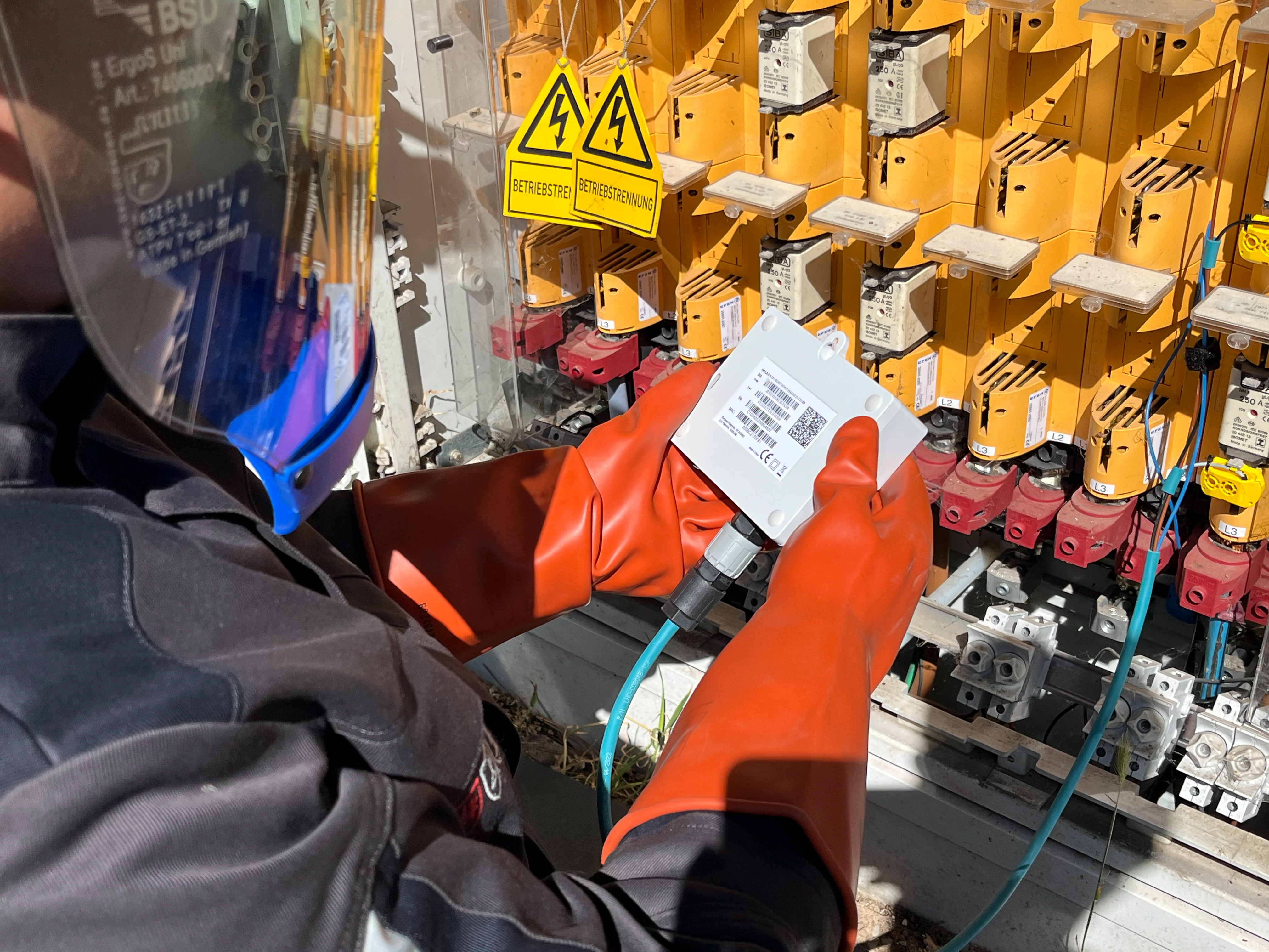 Arbeiten unter Spannung: Einbau eines BPL-Repeaters mit vollständiger Schutzausrüstung
