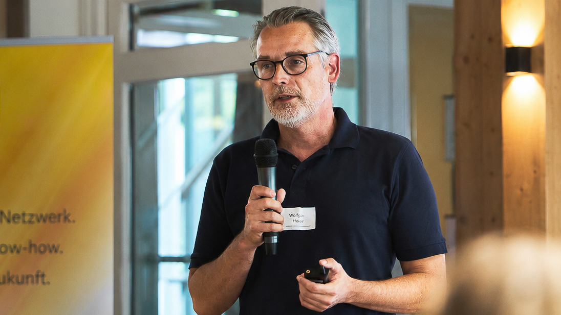 Wolfgang Heiler bei einer technischen Schulung