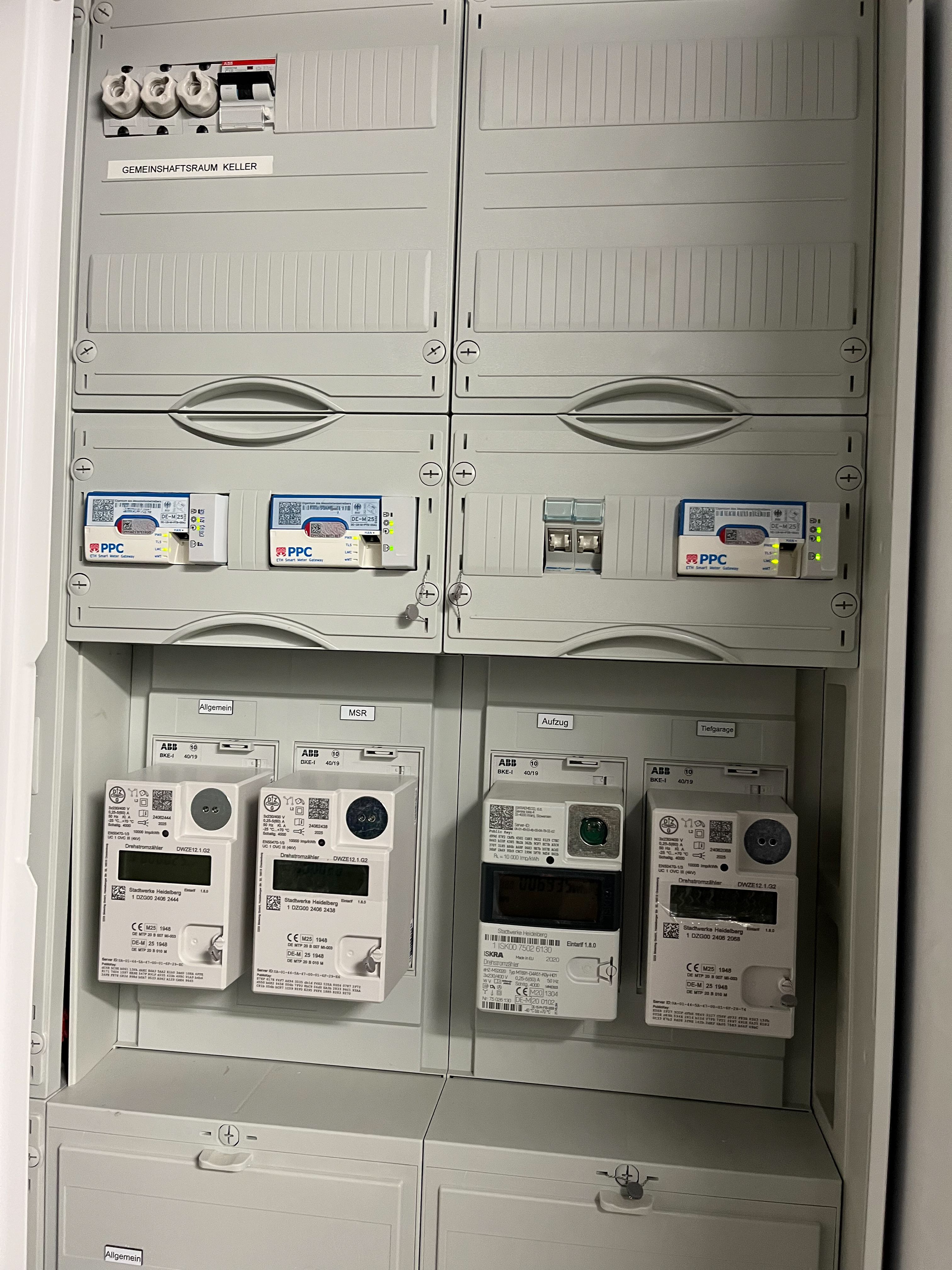 SMGW- und BPL-1T-Modul-Einbau mit 3-Punkt-Steckzählersystem im Zählerschrank eines Mehrfamilienhauses