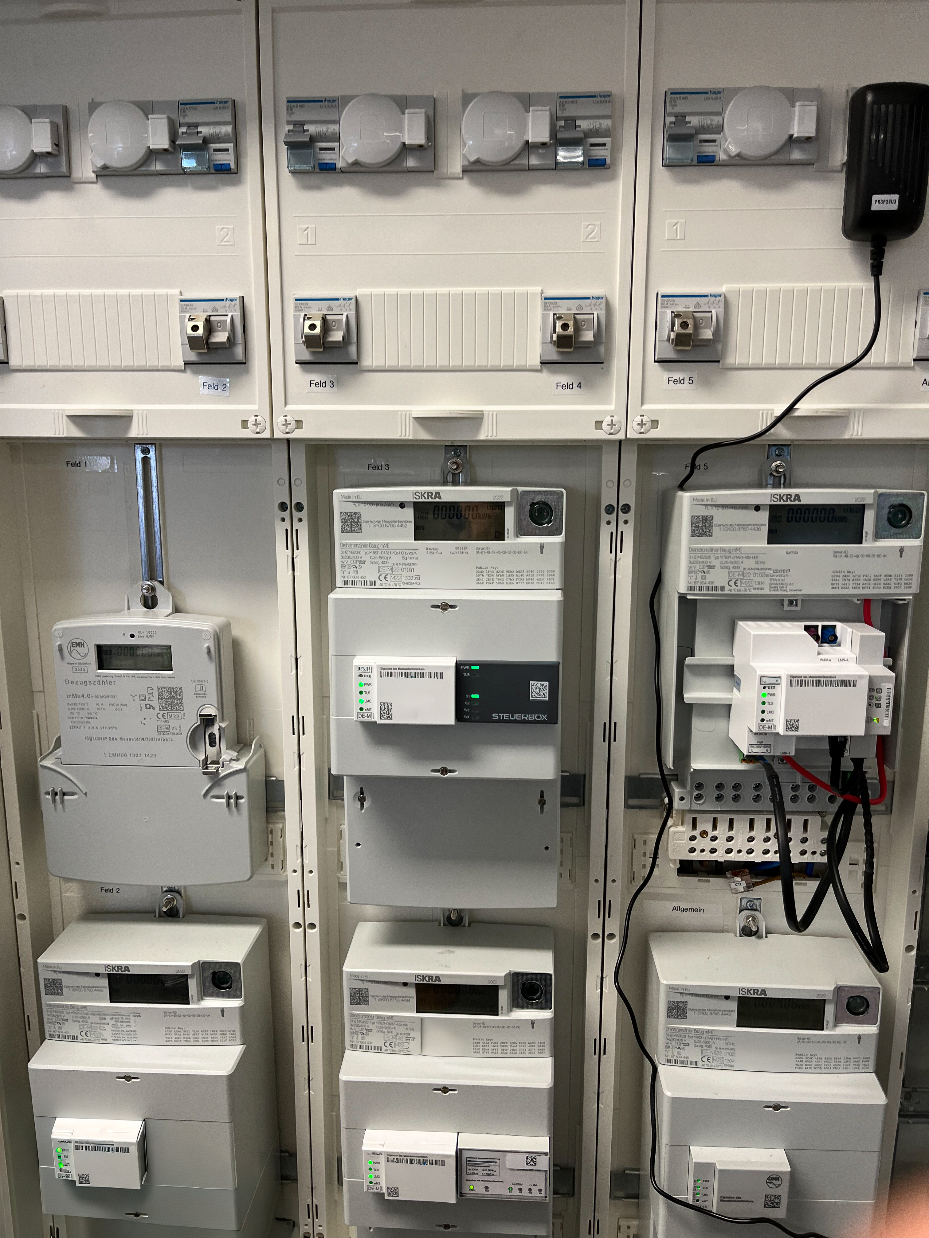 Eingebaute Smart Meter Gateways und BPL-1T-Modul im Zählerfeld