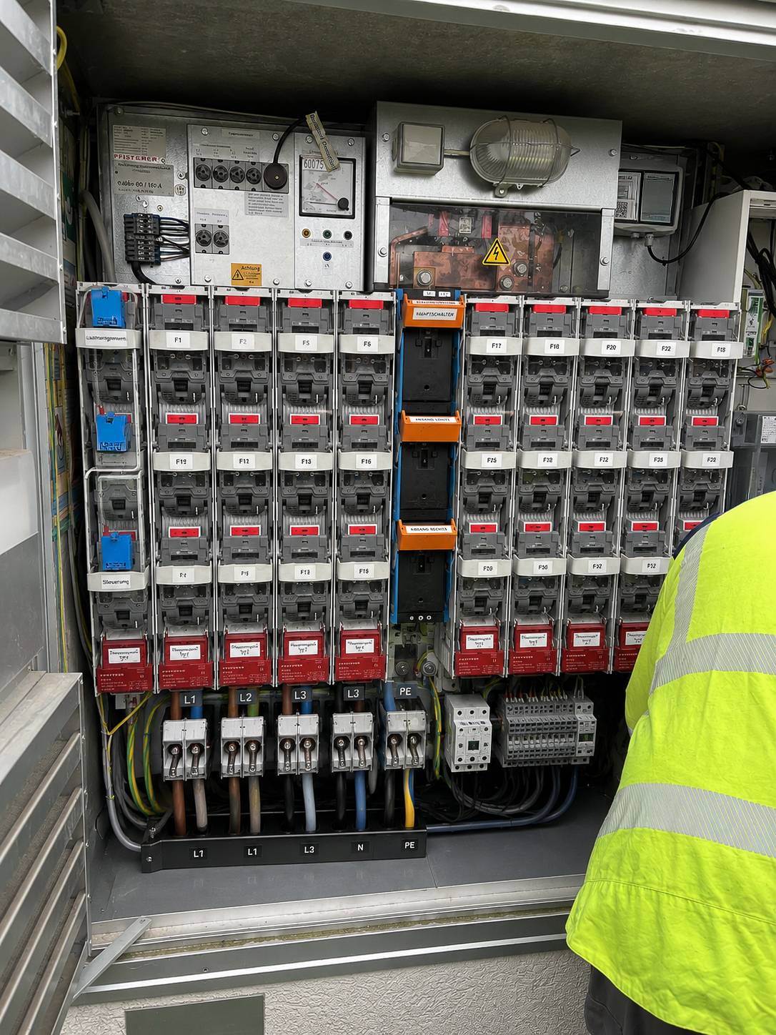 Digitalisierte Trafostation mit BPL-Einbau und Sicherungsfeldern